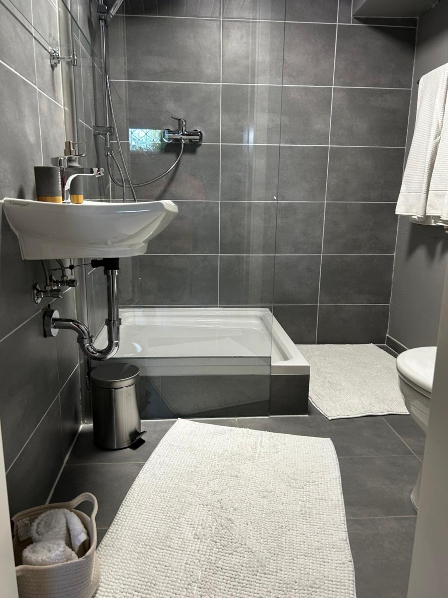 Guidos Place Souterrain Apartment Weissenthurm Εξωτερικό φωτογραφία